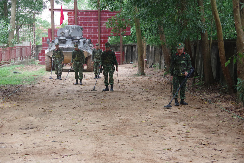 Cuộc thi Phân đội công binh giỏi “Lộ trình an toàn” với bốn nội dung cụ thể: Tiểu đội công binh xung kích giỏi nhất; khẩu đội cầu cơ giới giỏi nhất; kíp xe san ủi mặt đường BAT giỏi nhất và cuộc chạy tiếp sức “Lộ trình an toàn”. Trong ảnh là hoạt động thực hành rà phá bom, mìn bảo đảm đường cơ động.