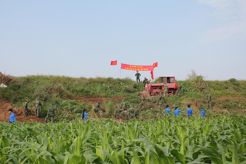 Việc đóng góp sức người, sức của cùng nhân dân thực hiện tốt phong trào “Quân đội chung sức xây dựng nông thôn mới” là điểm nhấn quan trọng trong hành trình công tác của Lữ đoàn 299. Việc đóng góp sức người, sức của cùng nhân dân thực hiện tốt phong trào “Quân đội chung sức xây dựng nông thôn mới” là điểm nhấn quan trọng trong hành trình công tác của Lữ đoàn 299.