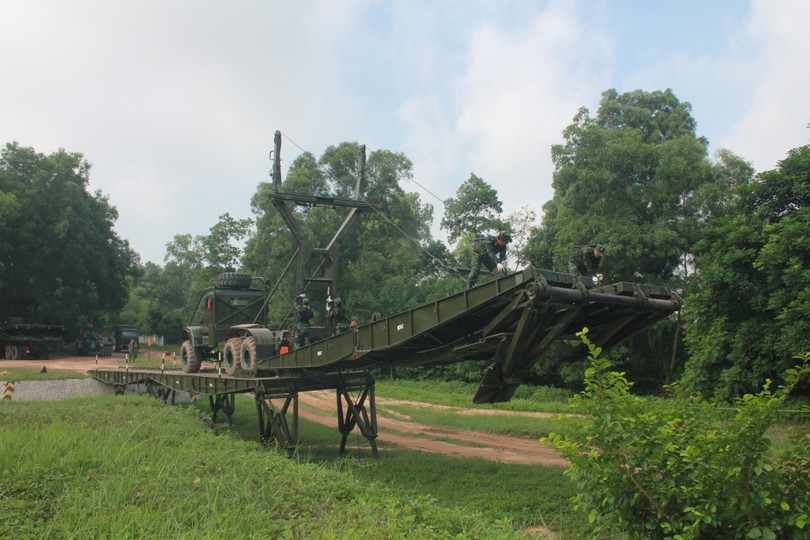 Khẩu đội bắc cầu cơ giới TMM-3M bốn nhịp, với kỹ năng thuần thục và điêu luyện đã rút ngắn thời gian bắc cầu từ 75 phút xuống còn 37 phút bảo đảm tốt cho cuộc chạy tiếp sức “Lộ trình an toàn” của toàn đội tuyển