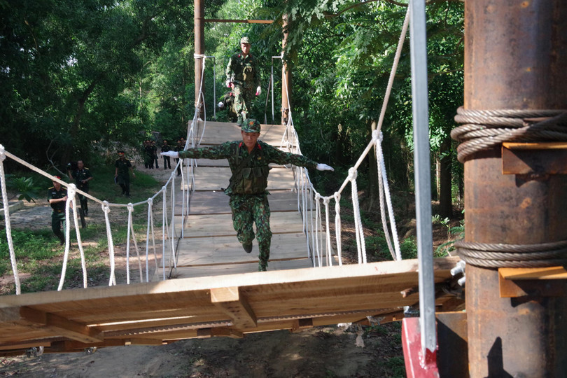 Sau hơn một tháng đội tuyển tập trung luyện tập tại Lữ đoàn 229, Bộ tư lệnh Binh chủng Công binh tiến hành kiểm tra kết quả huấn luyện và công tác chuẩn bị sẵn sàng lên đường thực hiện nhiệm vụ. Trong ảnh là chiến sĩ công vinh vượt cầu treo.