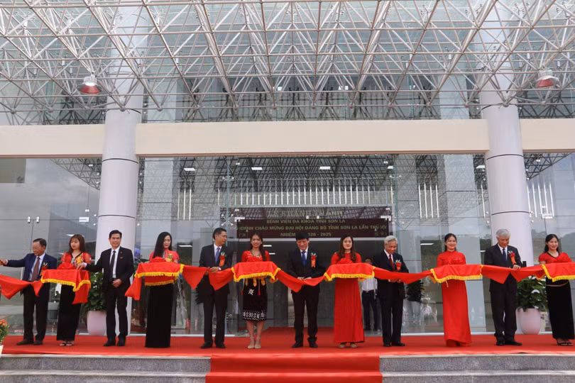 Quyền Bộ trưởng Bộ Y tế Nguyễn Thanh Long cắt băng khánh thành Bệnh viện Đa khoa tỉnh Sơn La (Ảnh: BYT) Quyền Bộ trưởng Bộ Y tế Nguyễn Thanh Long cắt băng khánh thành Bệnh viện Đa khoa tỉnh Sơn La (Ảnh: BYT)