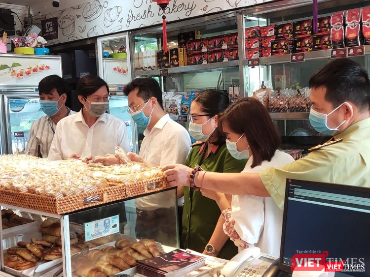 Kiểm tra cơ sở kinh doanh bánh trung thu Anh Hòa (Ảnh: Minh Thúy) Kiểm tra cơ sở kinh doanh bánh trung thu Anh Hòa (Ảnh: Minh Thúy)