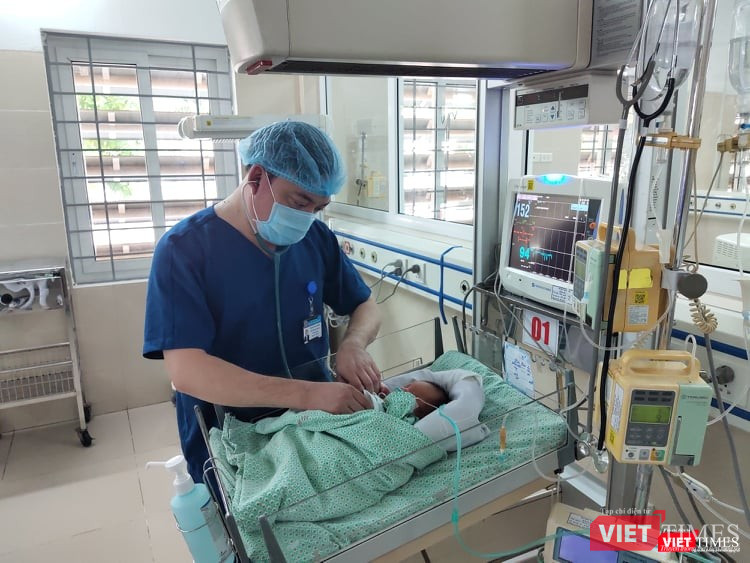 BS. Giang thăm khám sức khỏe bé sơ sinh tại Bệnh viện (Ảnh: Minh Thúy)