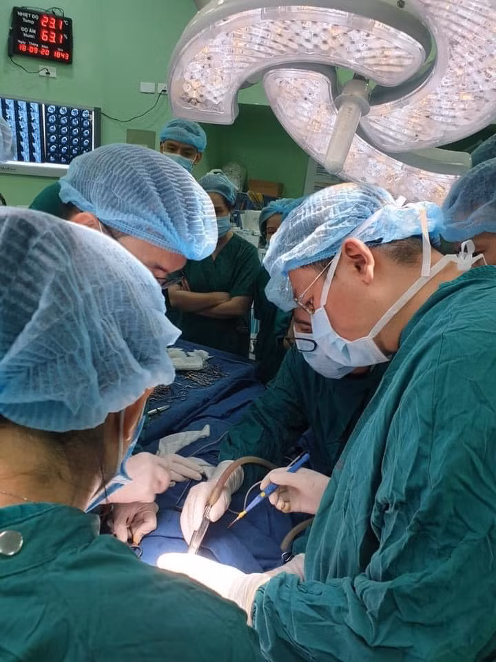 Các bác sĩ phẫu thuật loạt bỏ chiếc kéo ở cổ bệnh nhi (Ảnh: BVCC) Các bác sĩ phẫu thuật loạt bỏ chiếc kéo ở cổ bệnh nhi (Ảnh: BVCC)