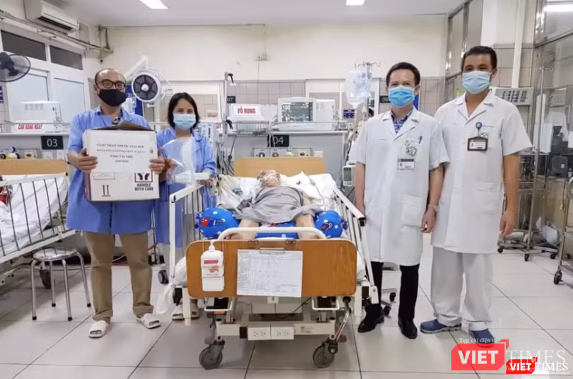 BS. Nguyễn Trung Nguyên chụp ảnh cùng bệnh nhân khi nhận thuốc giải độc (Ảnh: Minh Thúy)