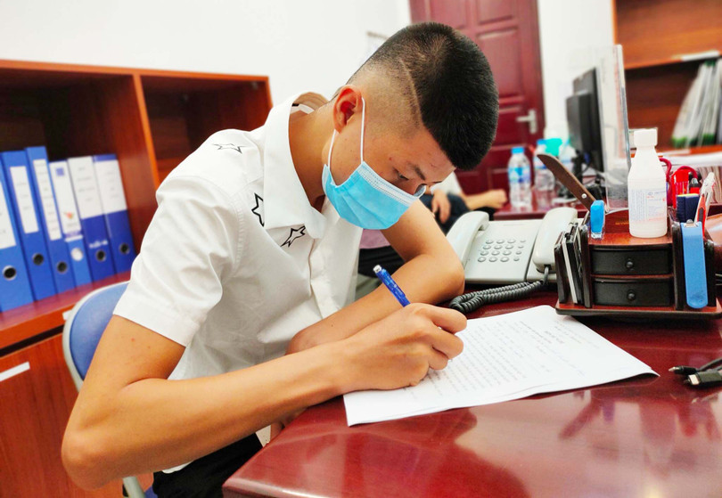 Cháu Mạnh ký vào đơn đăng ký hiến mô, tạng thay mẹ (Ảnh: BVCC) Cháu Mạnh ký vào đơn đăng ký hiến mô, tạng thay mẹ (Ảnh: BVCC)