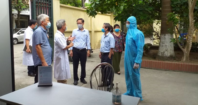 Ông Đặng Quang Tấn - Cục trưởng Cục Y tế dự phòng kiểm tra việc phòng, chống dịch sốt xuất huyết tại Bệnh viện Đa khoa Đống Đa (Ảnh: Lê Hòa)