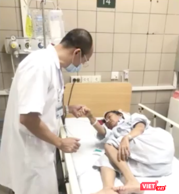 Bác sĩ chăm sóc cho bệnh nhân bị ngộ độc sau khi ăn pate Minh Chay có vi khuẩn Clostridium botulinum (Ảnh: Minh Thúy) Bác sĩ chăm sóc cho bệnh nhân bị ngộ độc sau khi ăn pate Minh Chay có vi khuẩn Clostridium botulinum (Ảnh: Minh Thúy)