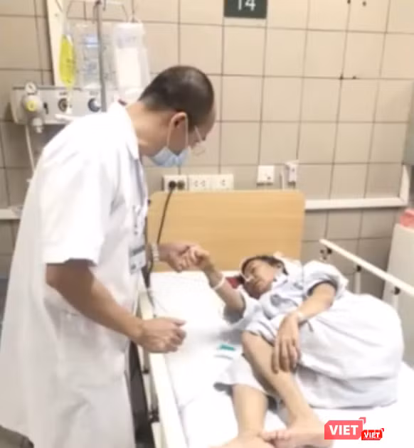 Bác sĩ chăm sóc cho bệnh nhân bị ngộ độc sau khi ăn pate Minh Chay có vi khuẩn Clostridium botulinum (Ảnh: Minh Thúy)