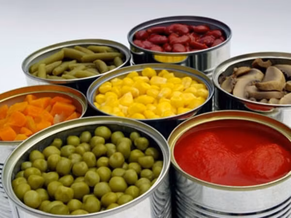 Cà chua nhưng lại không đủ chua. Nên khi ăn đồ hộp có cà chua, cần phải nấu chín kỹ trở lại Cà chua nhưng lại không đủ chua. Nên khi ăn đồ hộp có cà chua, cần phải nấu chín kỹ trở lại