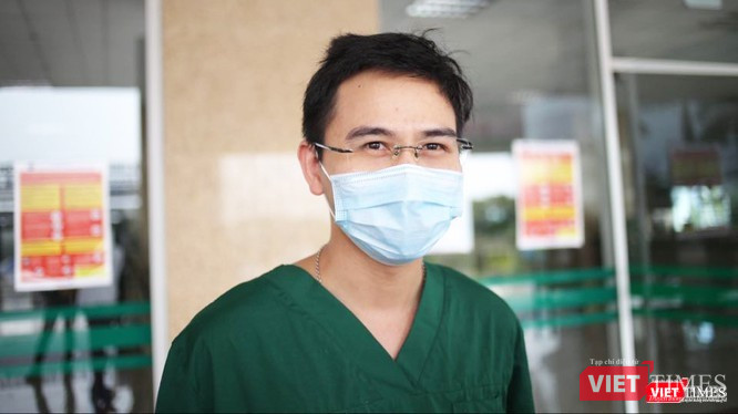 BS. Phạm Văn Phúc - Khoa Hồi sức tích cực, Bệnh viện Bệnh Nhiệt đới Trung ương (Ảnh: Minh Thúy)