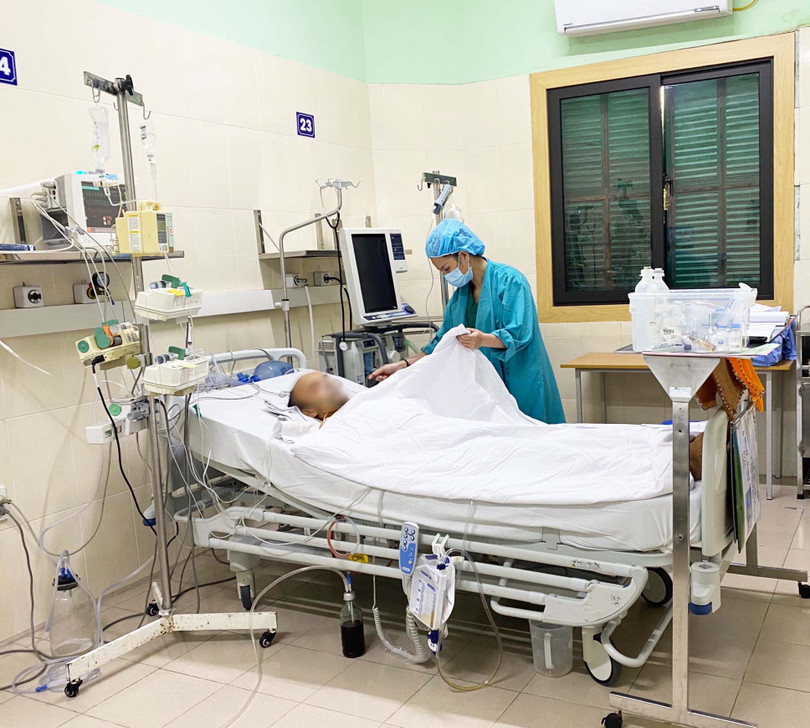Bệnh nhân N.Q.T, 33 tuổi, ở Thanh Hóa đang được chăm sóc tích cực tại Trung tâm Tim mạch và lồng ngực, Bệnh viện Hữu nghị Việt Đức (Ảnh: BVCC)