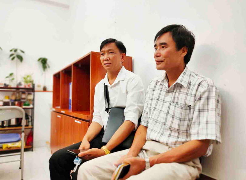 Anh Vũ Trí Lực - anh trai bệnh nhân Vũ Trí Sức (trái) và chú Nguyễn Văn Sang - chú của bệnh nhân Sức (phải) đều ủng hộ việc hiến tạng cứu người (Ảnh: BVCC) Anh Vũ Trí Lực - anh trai bệnh nhân Vũ Trí Sức (trái) và chú Nguyễn Văn Sang - chú của bệnh nhân Sức (phải) đều ủng hộ việc hiến tạng cứu người (Ảnh: BVCC)