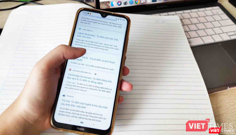 Học sinh dùng điện thoại phục vụ cho nhu cầu học tập (Ảnh: Minh Thúy)