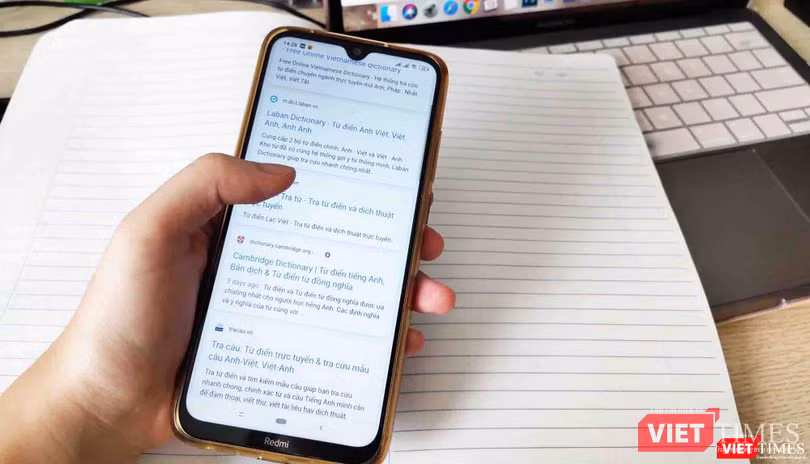 Học sinh dùng điện thoại phục vụ cho nhu cầu học tập (Ảnh: Minh Thúy)