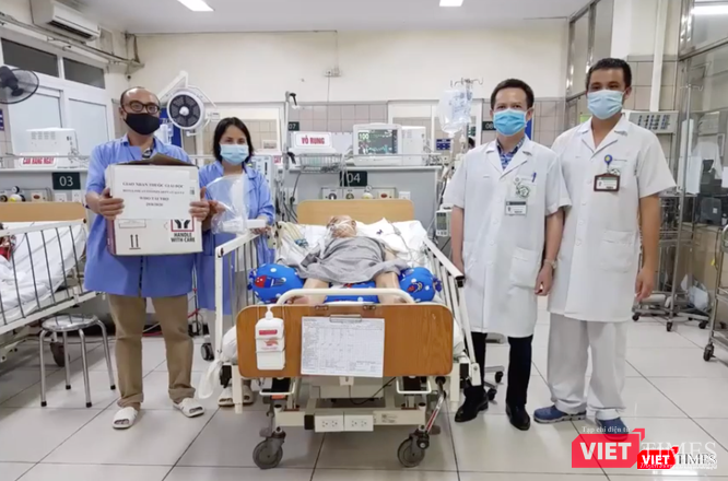 BS. Nguyễn Trung Nguyên chụp ảnh cùng bệnh nhân khi nhận thuốc giải độc (Ảnh: Minh Thúy) BS. Nguyễn Trung Nguyên chụp ảnh cùng bệnh nhân khi nhận thuốc giải độc (Ảnh: Minh Thúy)