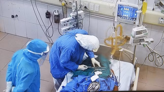 Các bác sĩ tại Khoa Hồi sức tích cực chăm sóc cho bệnh nhân 1045 (Ảnh: Văn Phong)