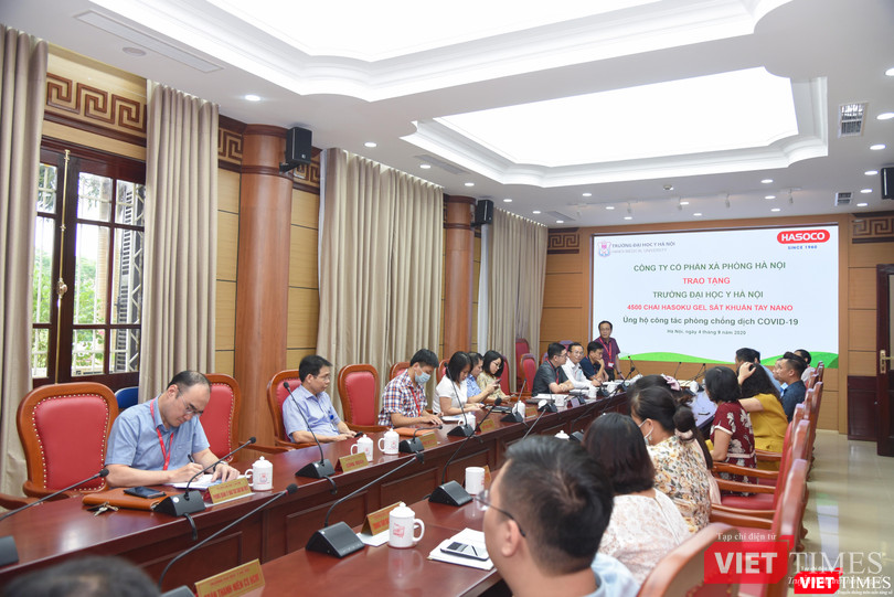 Toàn cảnh buổi trao tặng 4.500 chai nước sát khuẩn (Ảnh: Văn Trọng)