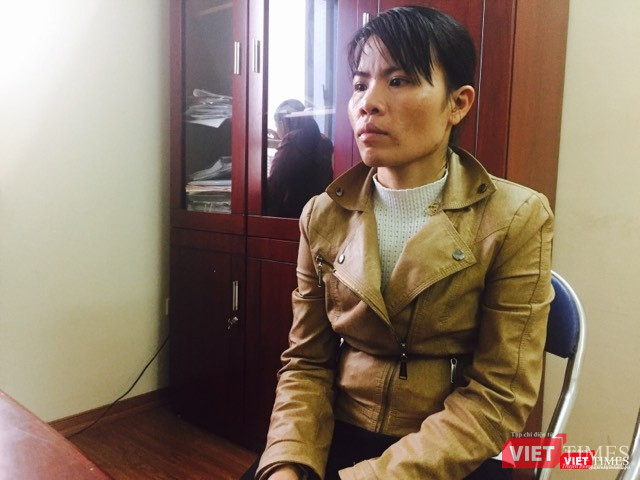 Gương mặt bất lực của người mẹ. Gương mặt bất lực của người mẹ.