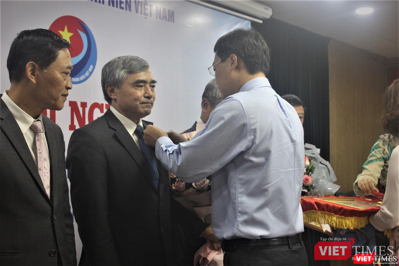 Ông Lê Quốc Phong gắn Kỷ niệm chương "Vì thế hệ trẻ" cho Chủ tịch Hội Truyền thông số Việt Nam Nguyễn Minh Hồng.