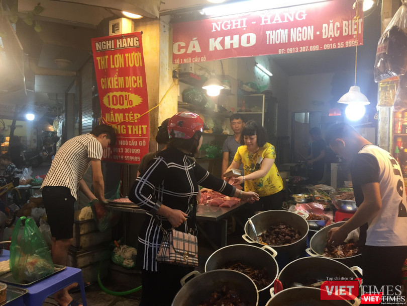 Người dùng tìm mua thịt lợn ở siêu thị và các sạp đảm bảo tiêu chuẩn an toàn ở các chợ truyền thống.