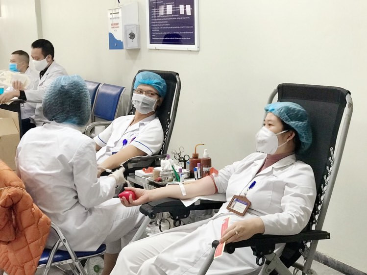 Bác sĩ vui vẻ hiến máu trong dịch COVID-19. Ảnh: BVCC