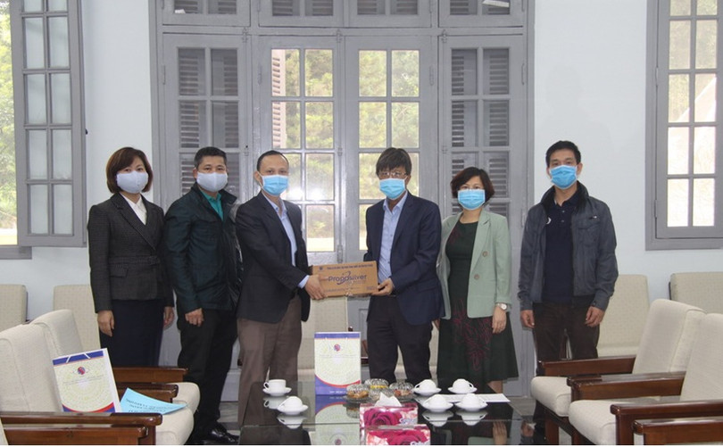 Viện Hàn lâm trao tặng 500 chai nước súc miệng cho Viện Vệ sinh dịch tễ Trung ương. Ảnh: Bích Phượng Viện Hàn lâm trao tặng 500 chai nước súc miệng cho Viện Vệ sinh dịch tễ Trung ương. Ảnh: Bích Phượng
