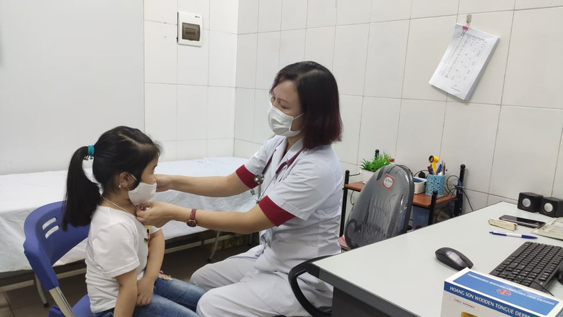 Bác sĩ Bệnh viện Xanh Pôn thăm khám cho trẻ. Ảnh: BVCC Bác sĩ Bệnh viện Xanh Pôn thăm khám cho trẻ. Ảnh: BVCC