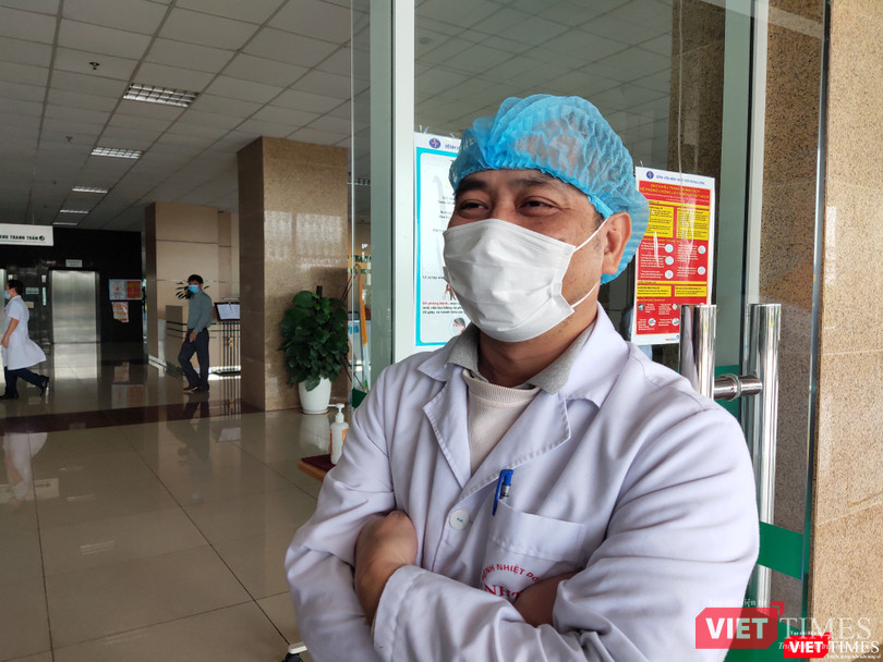 ThS. BS. Nguyễn Trung Cấp – Trưởng khoa Cấp cứu, Bệnh viện Bệnh Nhiệt đới Trung ương cơ sở 2. Ảnh: Minh Thúy