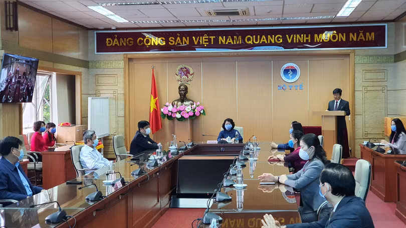 Phó Chủ tịch nước Đặng Thị Ngọc Thịnh đến thăm, động viên ngành Y tế. Ảnh: Tuấn Dũng