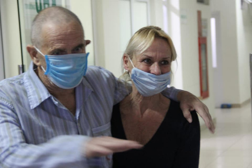 2 vợ chồng người Anh mắc COVID-19 xúc động trong ngày được công bố khỏi bệnh. Ảnh: BVCC