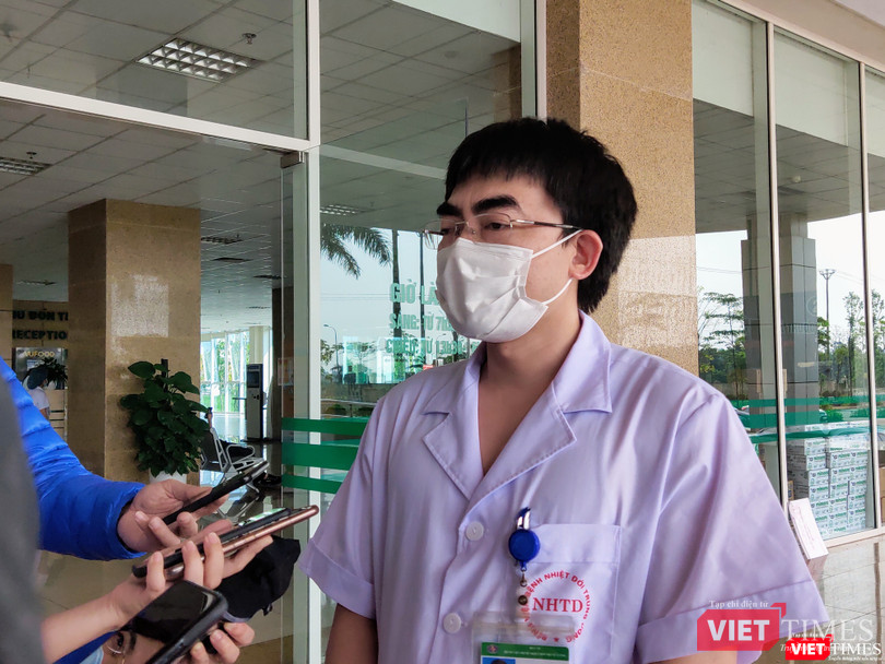 ThS. BS. Vũ Minh Điền chia sẻ về bệnh nhân có kết quả xét nghiệm dương tính trở lại với virus SARS-CoV-2 vào chiều nay (14/4). Ảnh: Minh Thúy