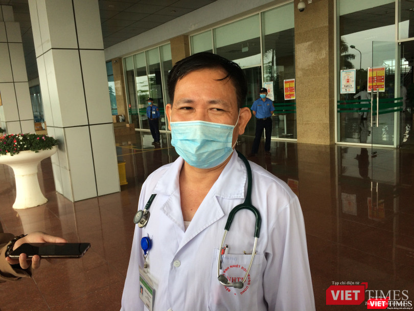 ThS. BSCKII. Trần Duy Hưng chia sẻ công tác điều trị cho bệnh nhân tại Bệnh viện. Ảnh: Minh Thúy