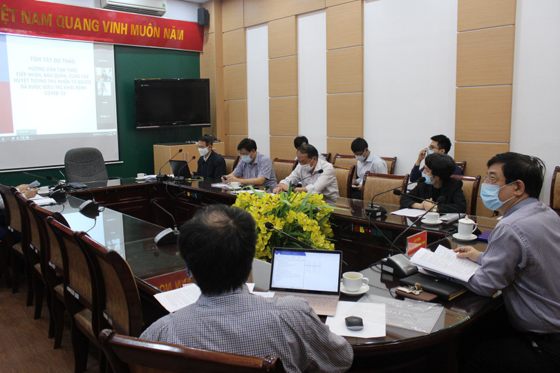 Cuộc họp Hội đồng chuyên môn nghiệm thu Hướng dẫn tạm thời về tiếp nhận và sử dụng huyết tương trong điều trị COVICD-19 (Ảnh: Lê Hảo)