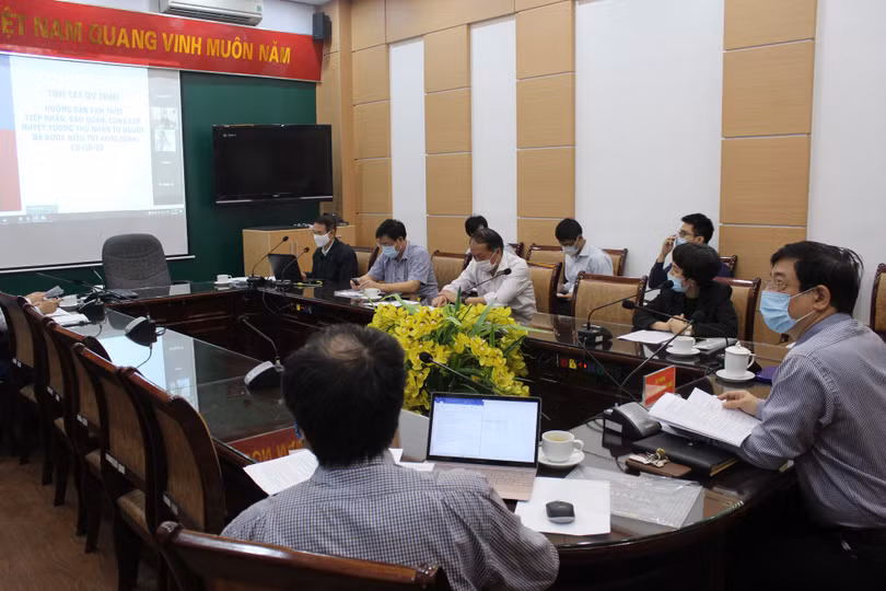 Cuộc họp Hội đồng chuyên môn nghiệm thu Hướng dẫn tạm thời về tiếp nhận và sử dụng huyết tương trong điều trị COVICD-19 (Ảnh: Lê Hảo)