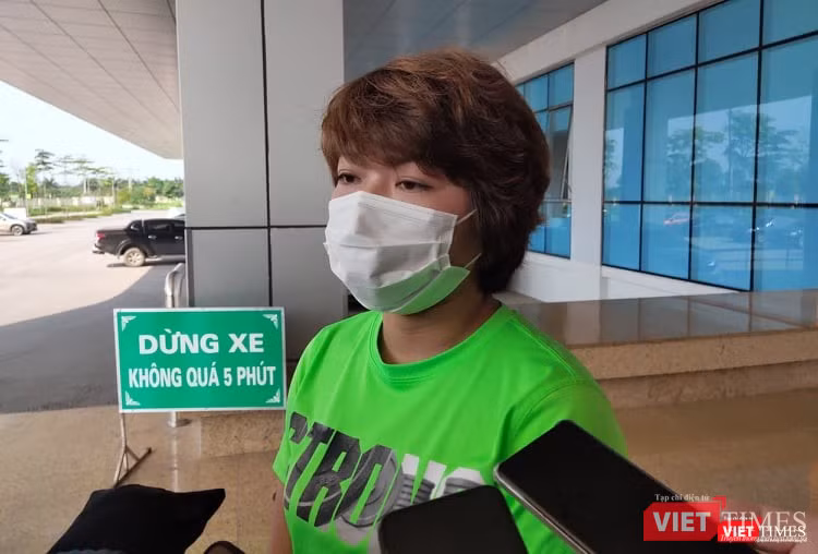 Nữ điều dưỡng Bệnh viện Bạch Mai cảm ơn các bác sĩ tại Bệnh viện Bệnh Nhiệt đới Trung ương cơ sở 2. Ảnh: Minh Thúy Nữ điều dưỡng Bệnh viện Bạch Mai cảm ơn các bác sĩ tại Bệnh viện Bệnh Nhiệt đới Trung ương cơ sở 2. Ảnh: Minh Thúy