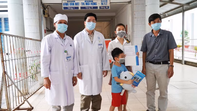 Bé trai 6 tuổi mắc COVID-19 (áo xanh) chụp ảnh các bác sĩ tại Bệnh viện Đa khoa tỉnh Tây Ninh khí được công bố khỏi bệnh. Ảnh: Phạm Hằng