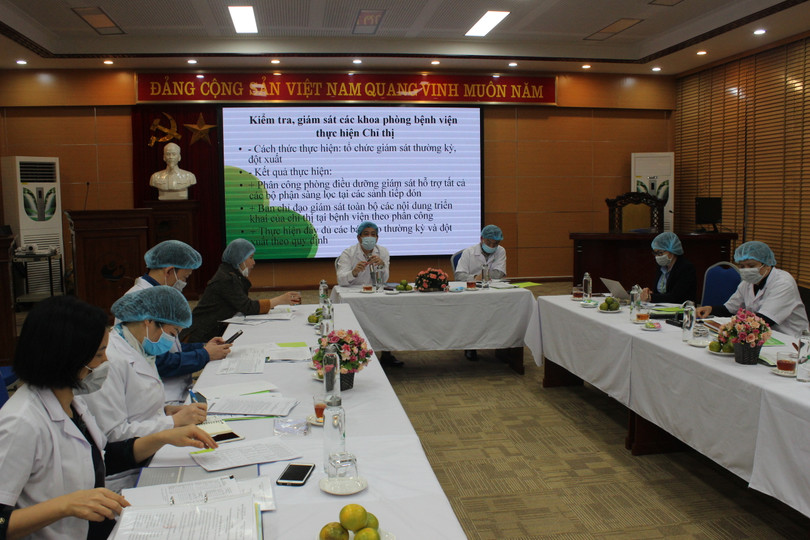 PGS.TS. Lương Ngọc Khuê cùng đoàn công tác của Bộ Y tế làm việc tại Bệnh viện. Ảnh: Lê Hảo
