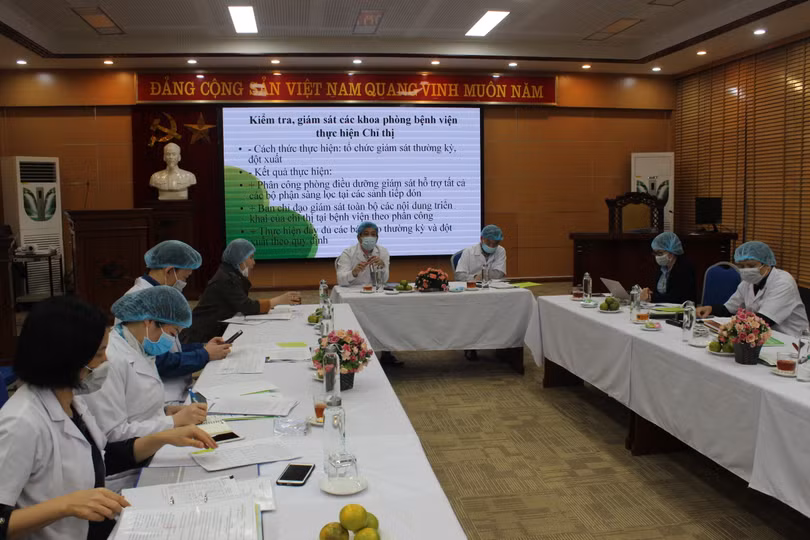 PGS.TS. Lương Ngọc Khuê cùng đoàn công tác của Bộ Y tế làm việc tại Bệnh viện. Ảnh: Lê Hảo PGS.TS. Lương Ngọc Khuê cùng đoàn công tác của Bộ Y tế làm việc tại Bệnh viện. Ảnh: Lê Hảo