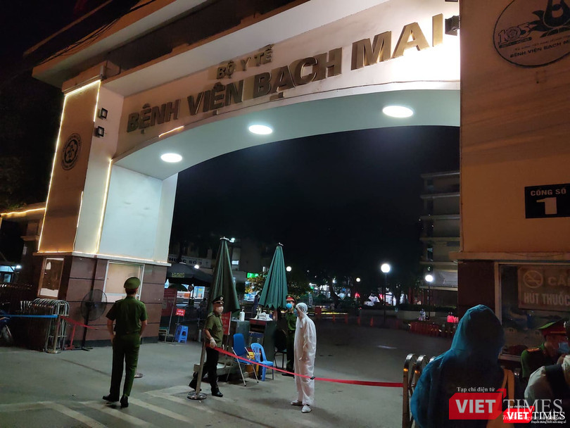 Bệnh viện Bạch Mai đêm 11/4 trước giờ gỡ phong tỏa. Ảnh: Minh Thúy