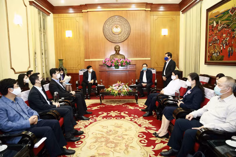 Công ty CapitaLand tài trợ bằng hiện vật các thiết bị và hóa chất xét nghiệm virus SARS-CoV-2. Ảnh: Thu Nguyệt