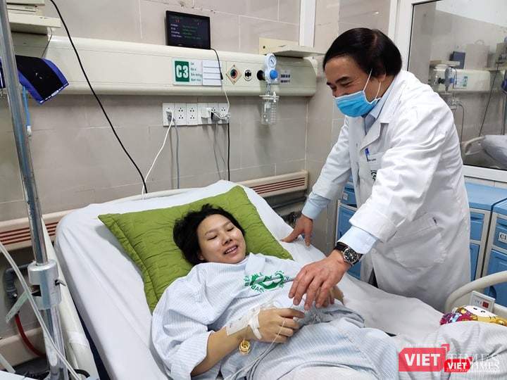 BS. Nguyễn Văn Chi thăm hỏi tình hình sức khỏe của sản phụ T. Ảnh: Minh Thúy