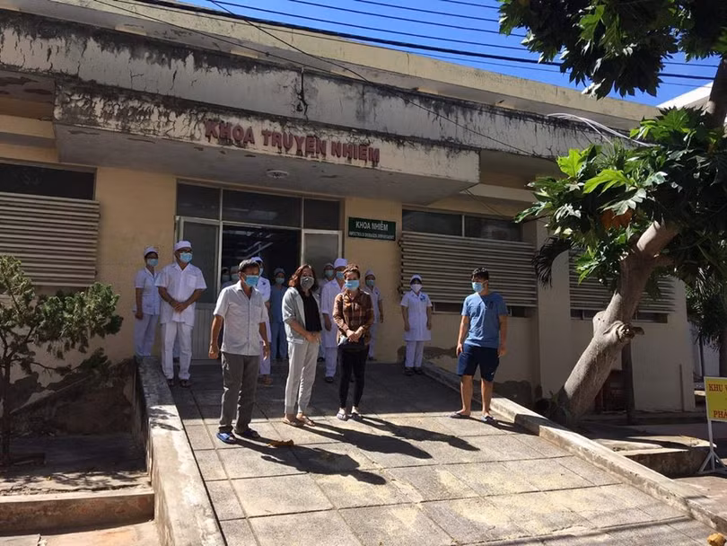 Các bệnh nhân mắc COVID-19 trong ngày công bố khỏi bệnh tại Bệnh viện Đa khoa tỉnh Bình Thuận. Ảnh: Phạm Hằng Các bệnh nhân mắc COVID-19 trong ngày công bố khỏi bệnh tại Bệnh viện Đa khoa tỉnh Bình Thuận. Ảnh: Phạm Hằng