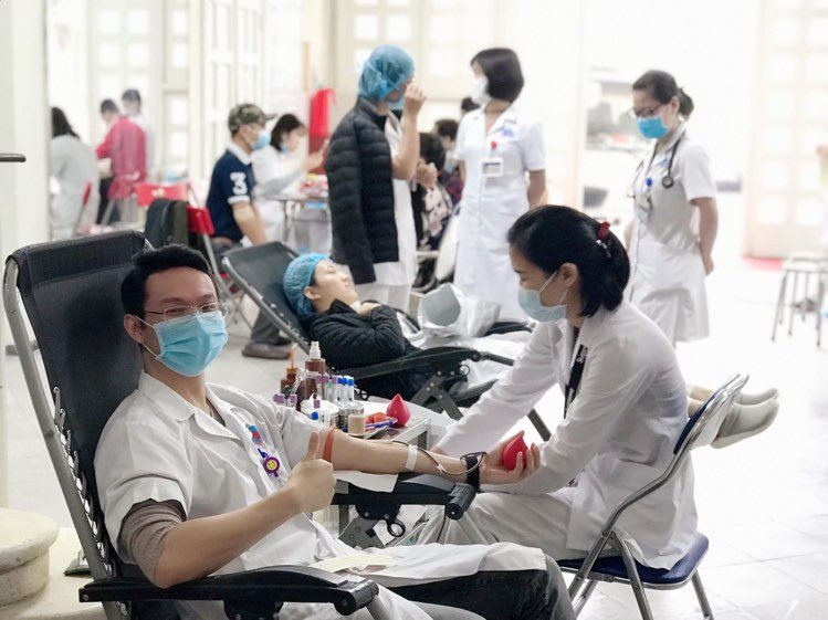 Nhập mô tả ảnhBác sĩ tại Bệnh viện Hữu Nghị hiến máu. Ảnh: BVCC