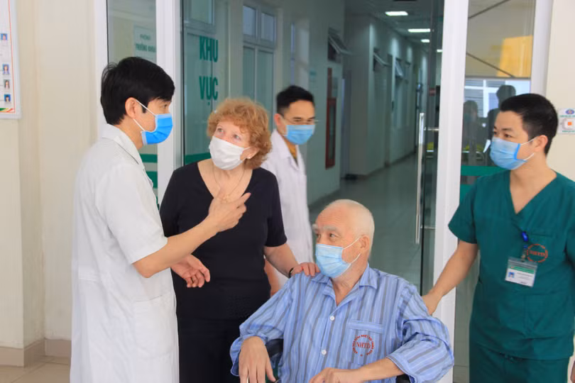 Vợ chồng bệnh nhân 24 mắc COVID-19 khỏi bệnh. Ảnh: BVCC Vợ chồng bệnh nhân 24 mắc COVID-19 khỏi bệnh. Ảnh: BVCC