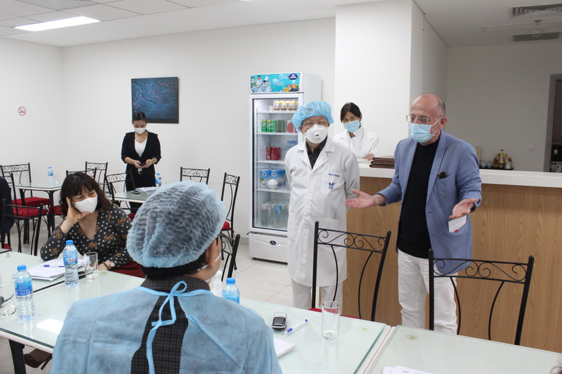 Đoàn công tác Bộ Y tế tại Bệnh viện Việt Pháp. Ảnh: Lê Hảo