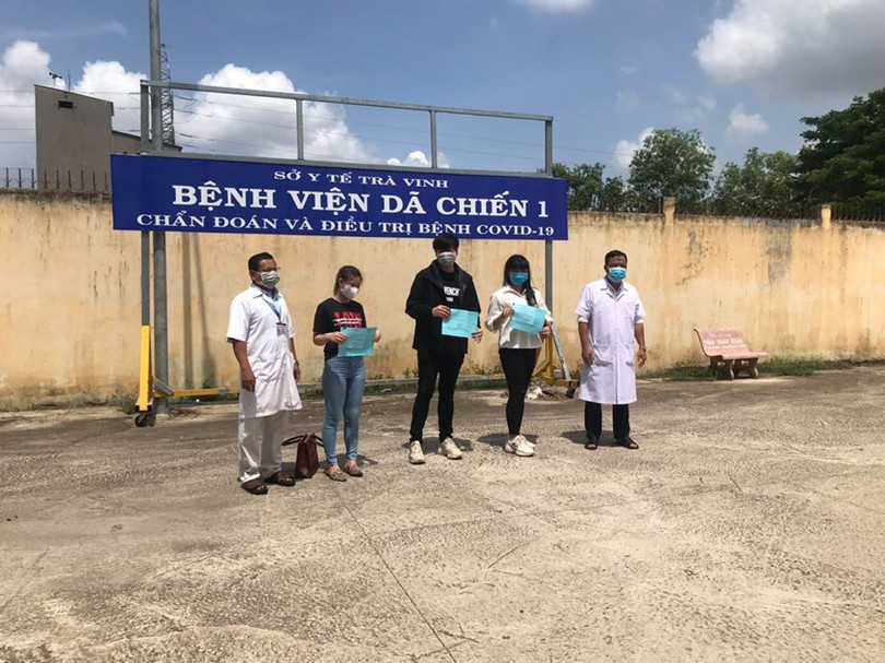 3 bệnh nhân mắc COVID-19 được công bố khỏi bệnh tại Bệnh viện Lao và Bệnh Phổi Trà Vinh. Ảnh: Phạm Hằng