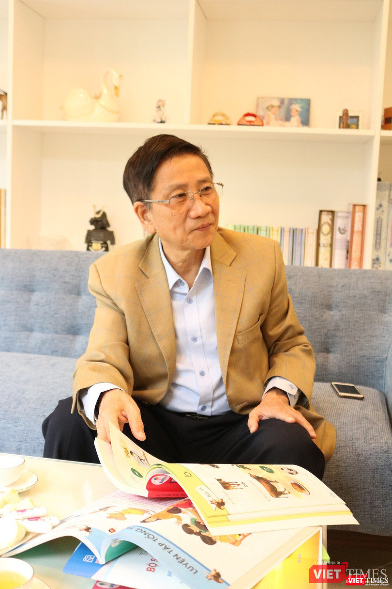 GS. Nguyễn Minh Thuyết bên cuốn SGK Tiếng Việt 1 Cánh Diều (Ảnh: Minh Thúy) GS. Nguyễn Minh Thuyết bên cuốn SGK Tiếng Việt 1 Cánh Diều (Ảnh: Minh Thúy)