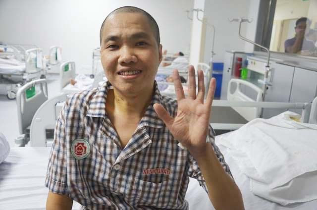 Bệnh nhân N.V.T sau ca mổ nắn gù, hồi hộp chờ ngày đứng thẳng sau 22 năm sống trong hình dáng con tôm (Ảnh: BVCC)