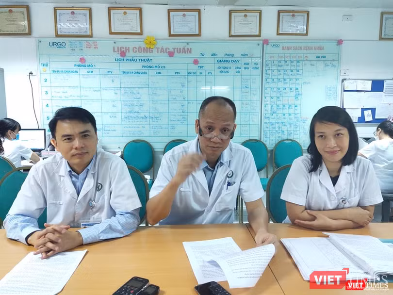 Từ trái sang: BS. Lê Thanh Dũng, BS. Nguyễn Hồng Hà, BS. Trần Thị Thanh Huyền thông tin về tình hình bệnh nhân (Ảnh: Minh Thúy)